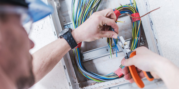 Electricistas Industriales · Instaladores Alta / Baja Tensión · Reemplazo de cables, disyuntores, fusibles y contactores desgastados
