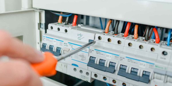 Electricistas Industriales · Instaladores Alta / Baja Tensión · Integración de sistemas de control SCADA para monitoreo remoto