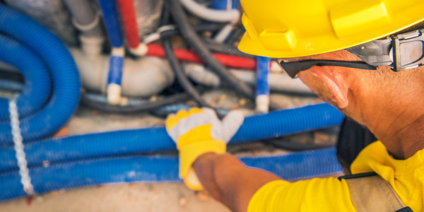 Electricistas Industriales · Instaladores Alta / Baja Tensión · Revisión y mantenimiento de cuadros eléctricos y sistemas de control