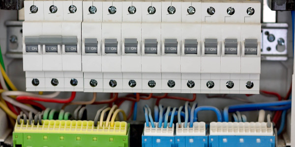Electricistas Industriales · Instaladores Alta / Baja Tensión · Diagnóstico y solución de fallas en sistemas eléctricos